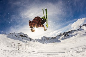 战术调整引发热议！，TheShy在掘金比赛中刷新纪录再创辉煌时刻